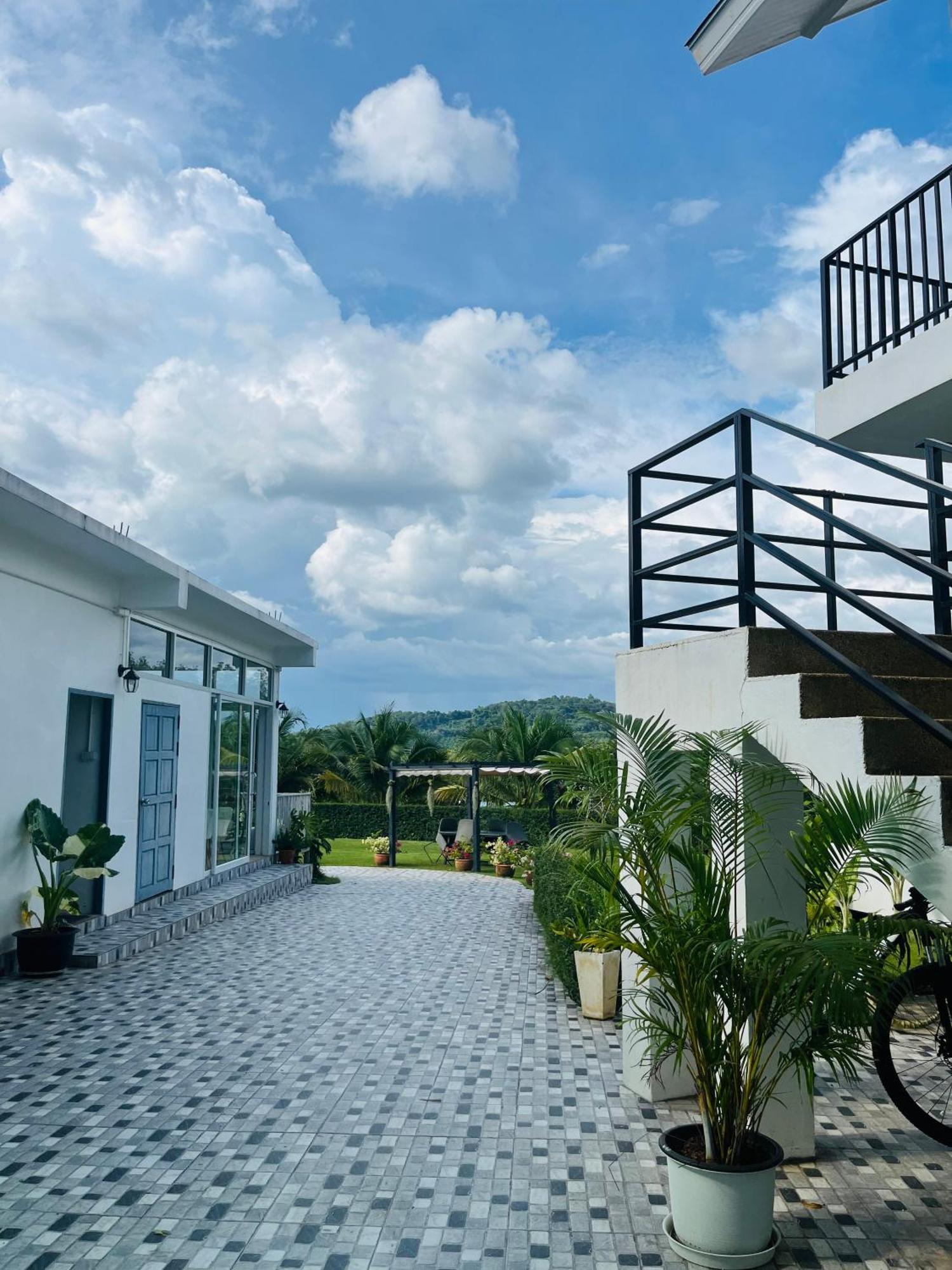 White Seaview Residence Klong Muang Beach Esterno foto